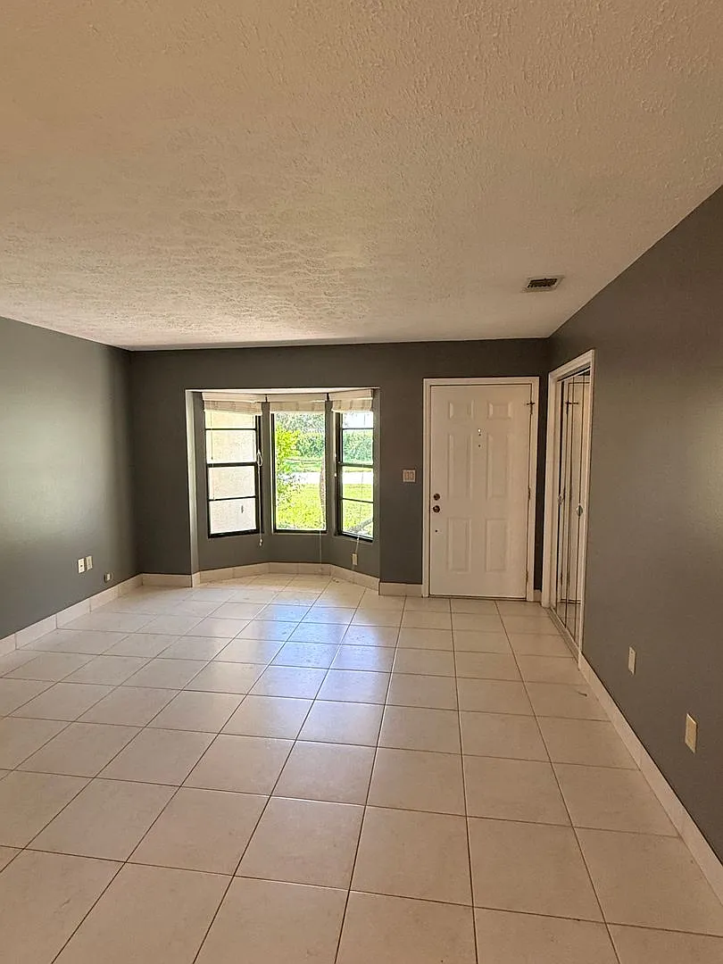 3-Bedroom, 2.5 Bath Single Family for Rent in Clearwater, FL| Modern Kitchen | Fenced backyard — Photo 3