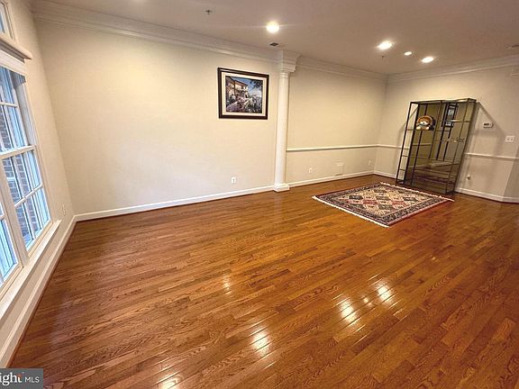 2nd image of 206 Oak Knoll Ter