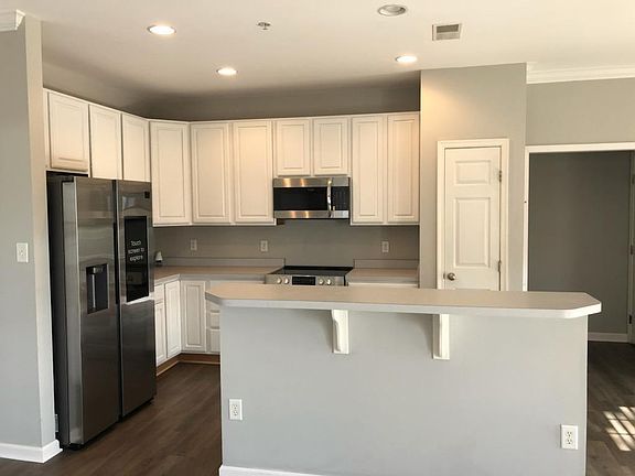 3rd image of 132 Larose Dr