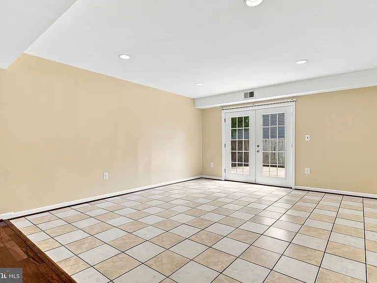 8916 Rugby Rd — Photo 24