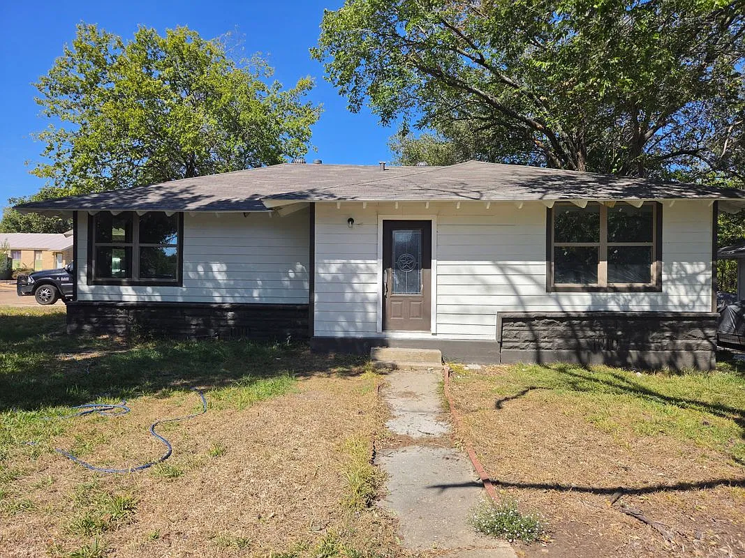 3 bed, 2.0 bath, 1572 sqft, $1,900 — Photo 1
