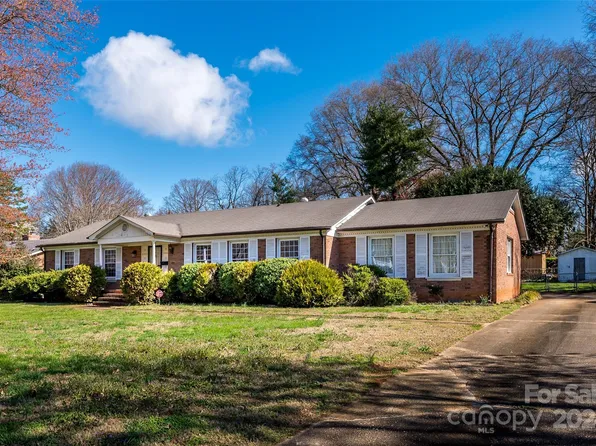 6012 Lake Forest Rd, Charlotte, NC 28227