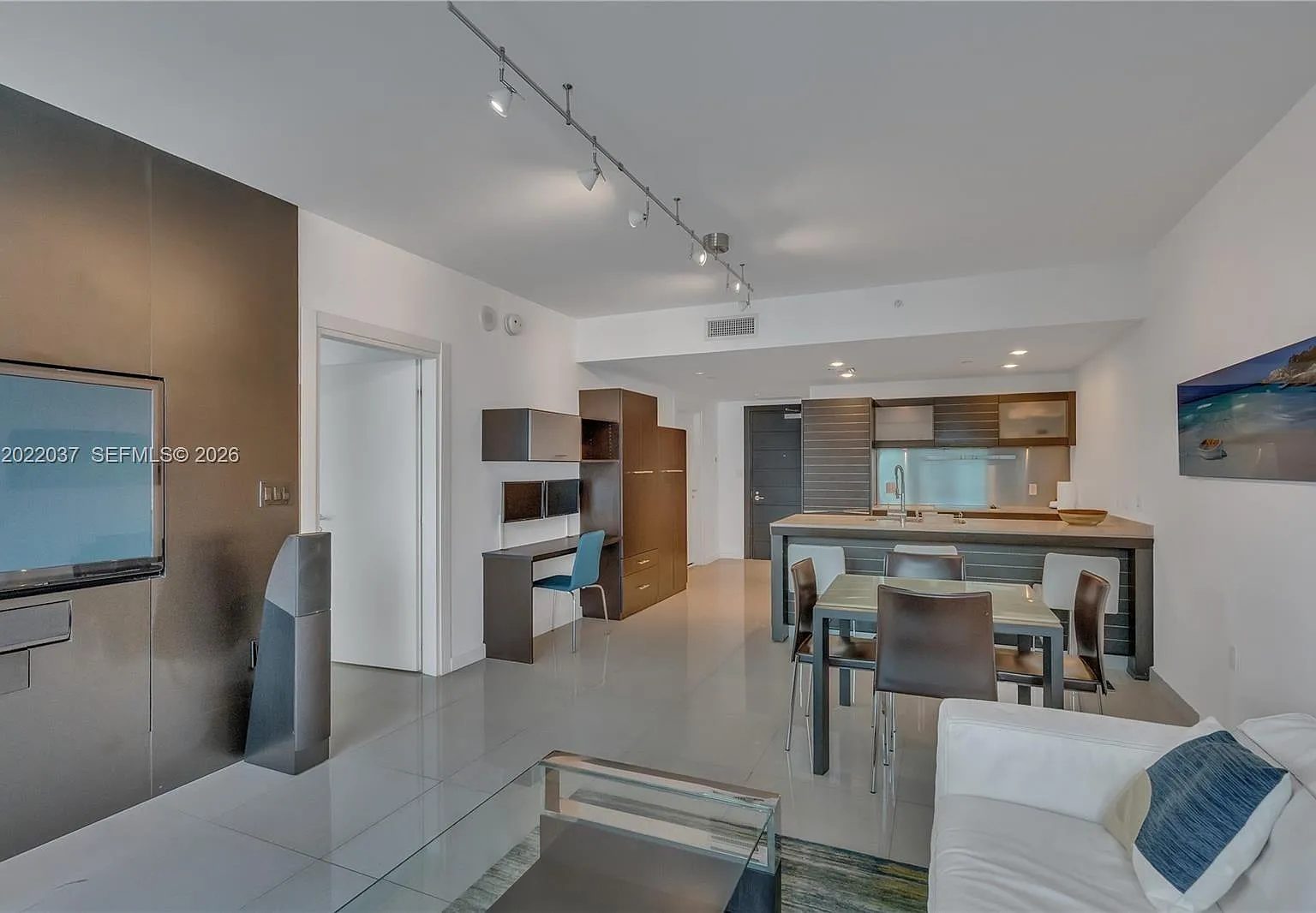 1 bed, 822 sqft, $3,950 — Photo 3