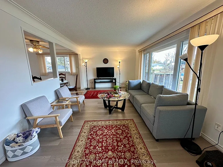 16 Rowanwood Ave — Photo 3