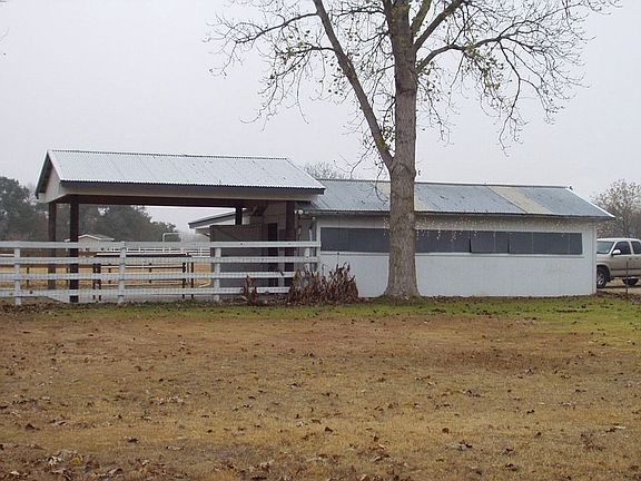 3 stall barn and paddock