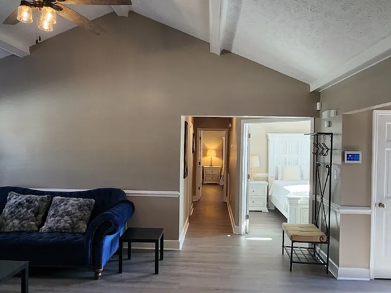 258 Kenwood Dr — Photo 2