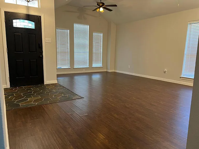 1400 Clear Creek Dr — Photo 4
