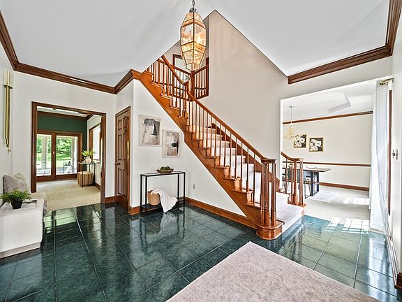 4th image of 225 Falcon Dr