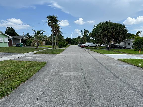 4th image of 2640 NW 42nd Ter