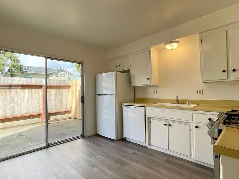 992 Fair Oaks Ave #C — Photo 5