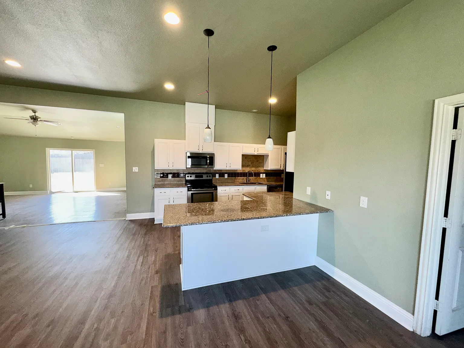 4 bed, 2668 sqft, $2,950 — Photo 4