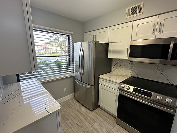 4th image of 3217 Westridge Blvd #101