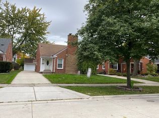 1588 Hollywood Ave, Grosse Pointe Woods, MI 48236