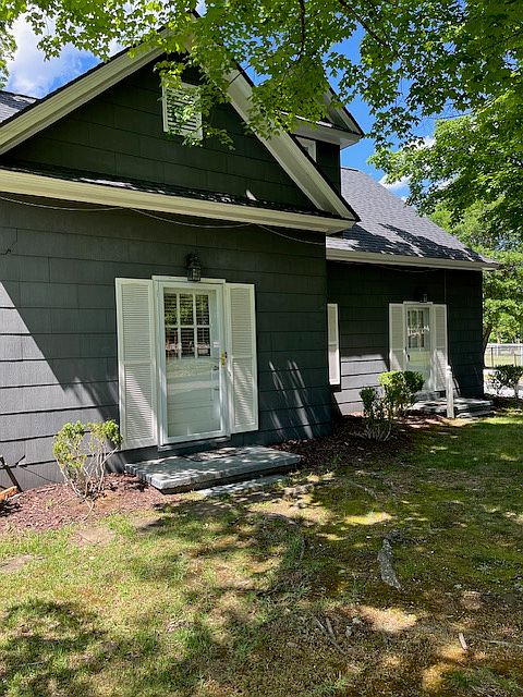 700--A (upstairs window is the bathroom)