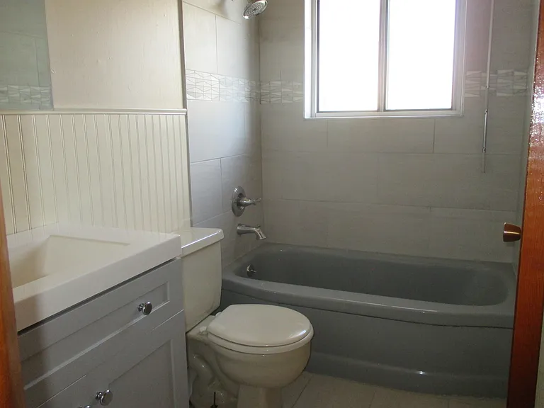 Newly renovated full bath.