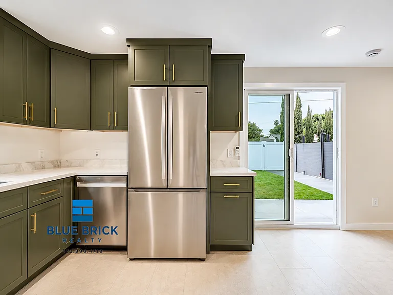 5622 Radford Ave — Photo 7