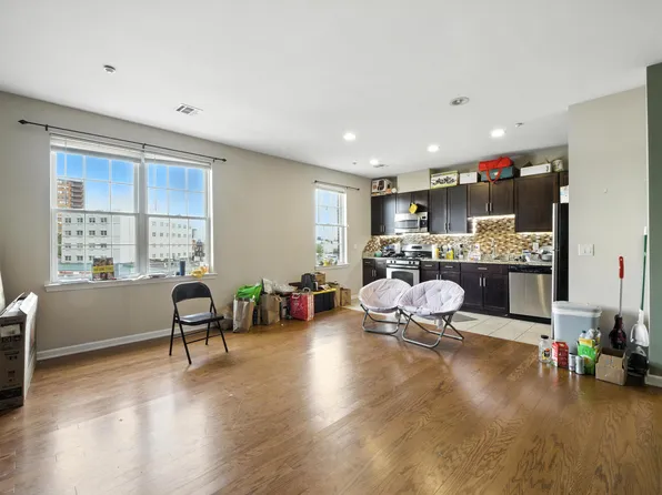1201 Summit Avenue 402 image 3 of 19