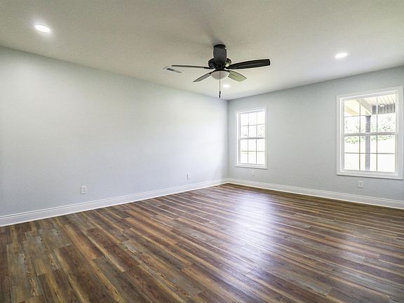 5th image of 125 Clover Cres