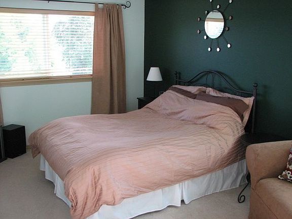 Kick back in the relaxing master while gazing at the mountain.