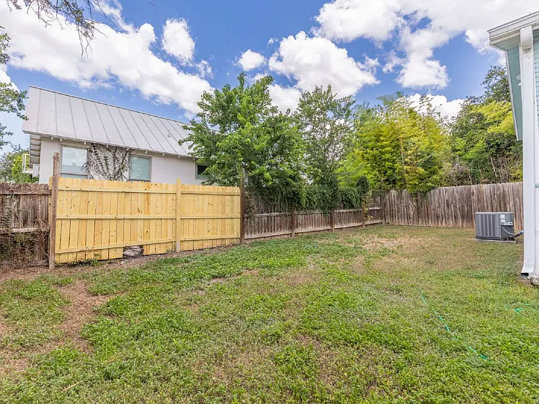 1121 E Crockett St — Photo 30