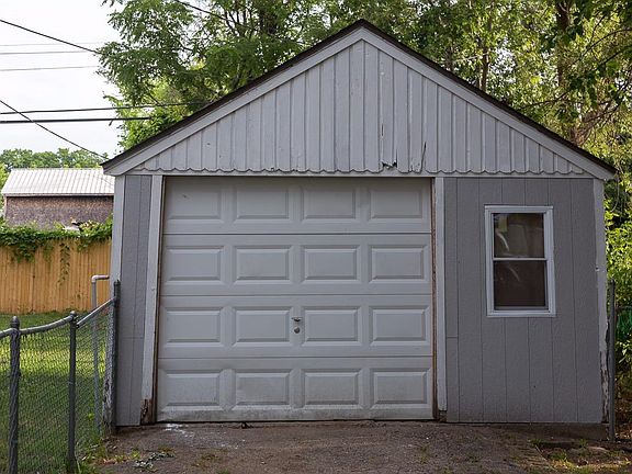 2nd image of 915 Hawthorne Ave