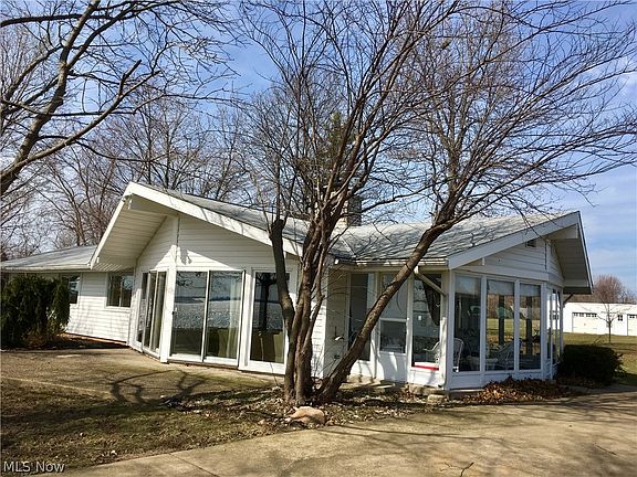 2nd image of 127 E Lakeshore Dr
