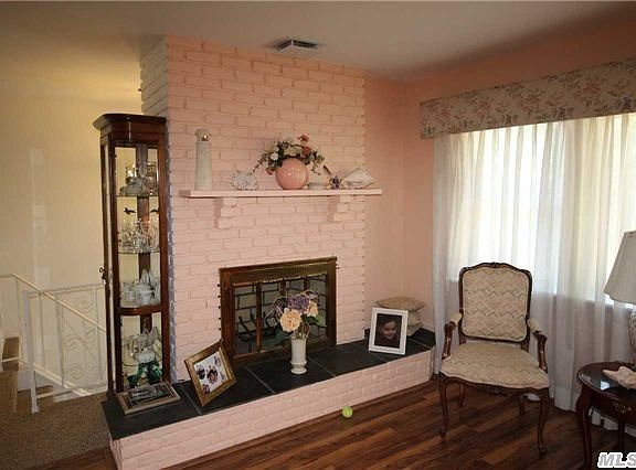 3rd image of 10 Pinewood Ln