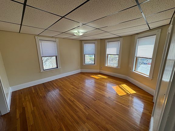 Living Room (angle 2)