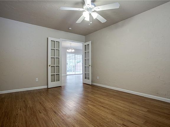 2nd image of 814 Ravenwood Dr