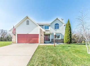 8409 Carpathian Dr, White Lake, MI 48386