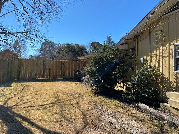 3rd image of 205 Dogwood Dr