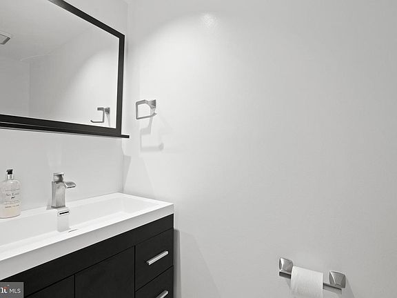3rd image of 2927 S Woodstock St #6