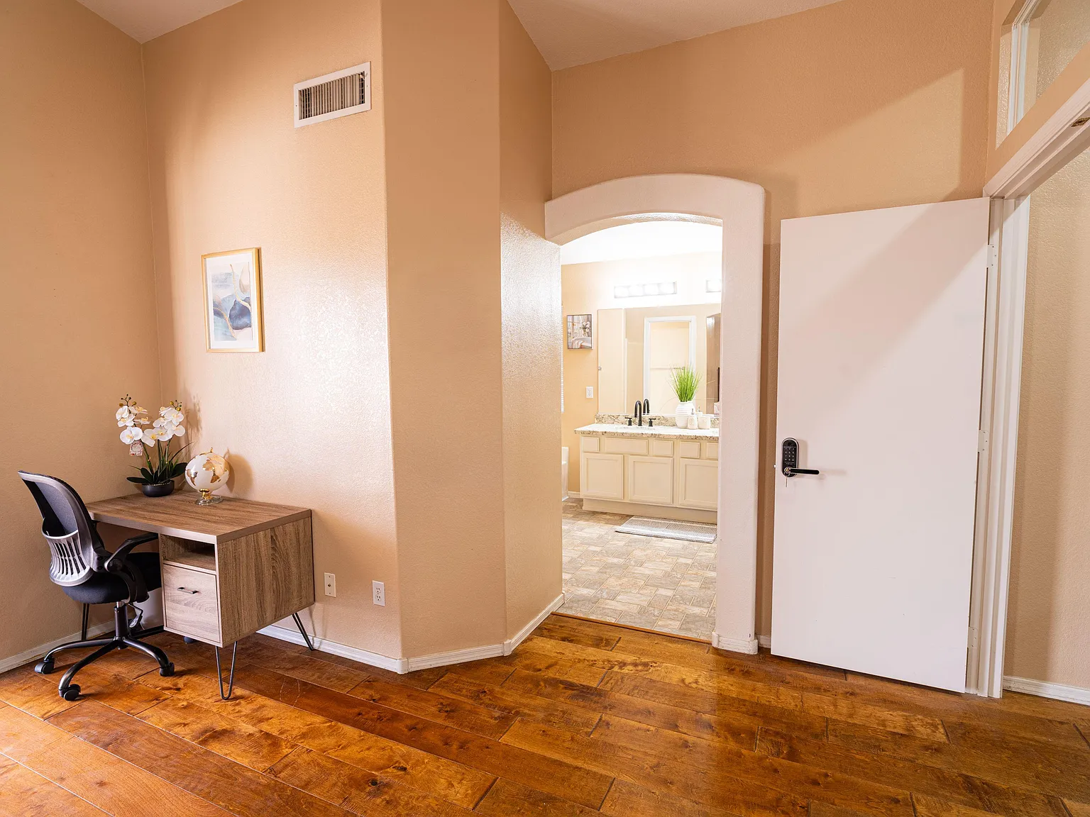 4 bed, 4.0 bath, 2827 sqft, $1,321 — Photo 3