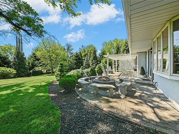 3rd image of 901 Limekiln Rd