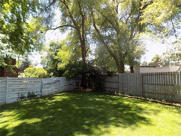 3rd image of 1136 Burlington Ave