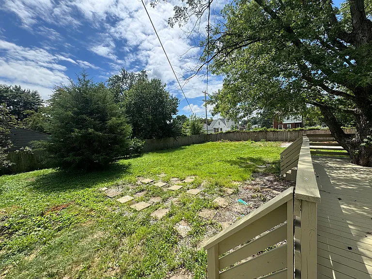 Giant back & side yard!