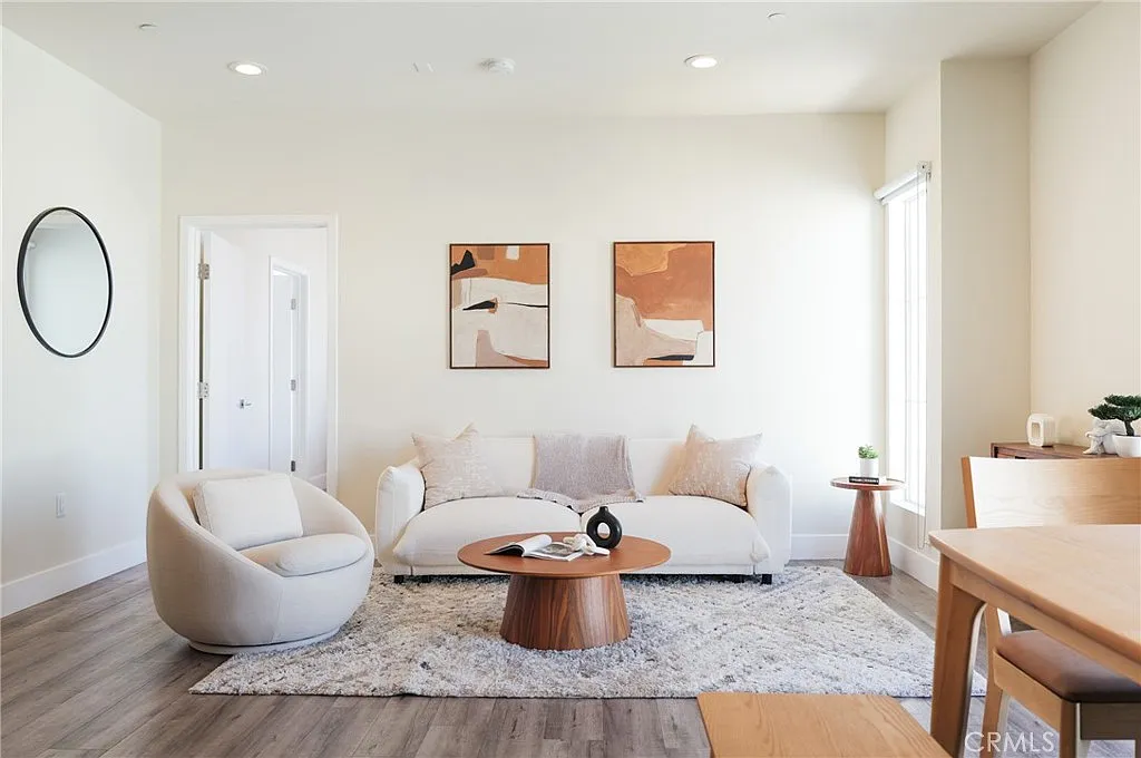 3 bed, 1327 sqft, $3,600 — Photo 1