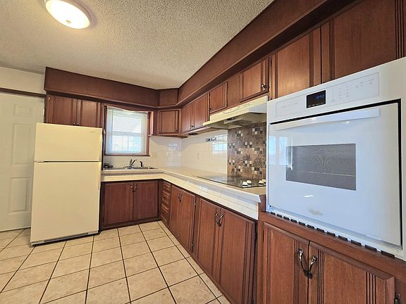 4th image of 419 E 15th St
