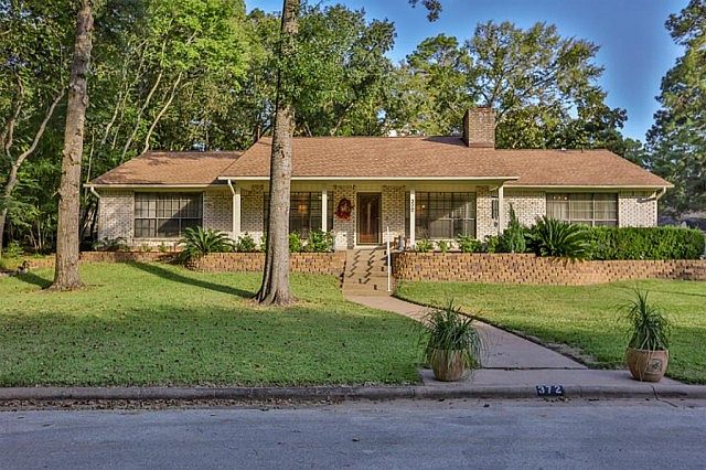 1st image of 372 Oak Hills Dr
