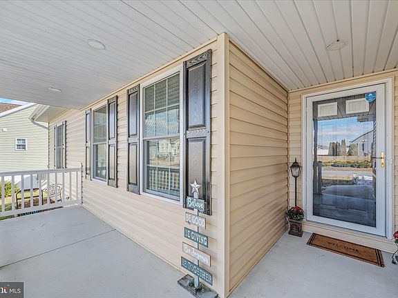 4th image of 472 Ives St
