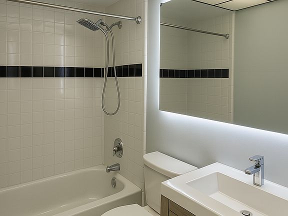 4th image of 900 NE 18th Ave APT 403