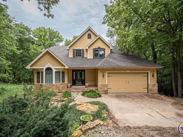 2303 SE Libra Ct, Topeka, KS 66605