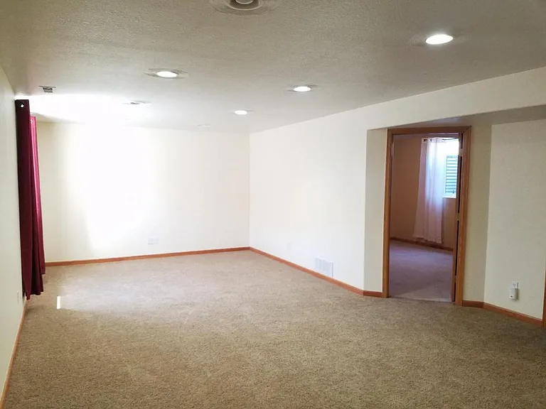 214 E Iowa Ave — Photo 18