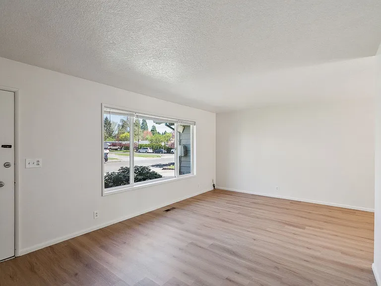 1554 SE Spruce St — Photo 3