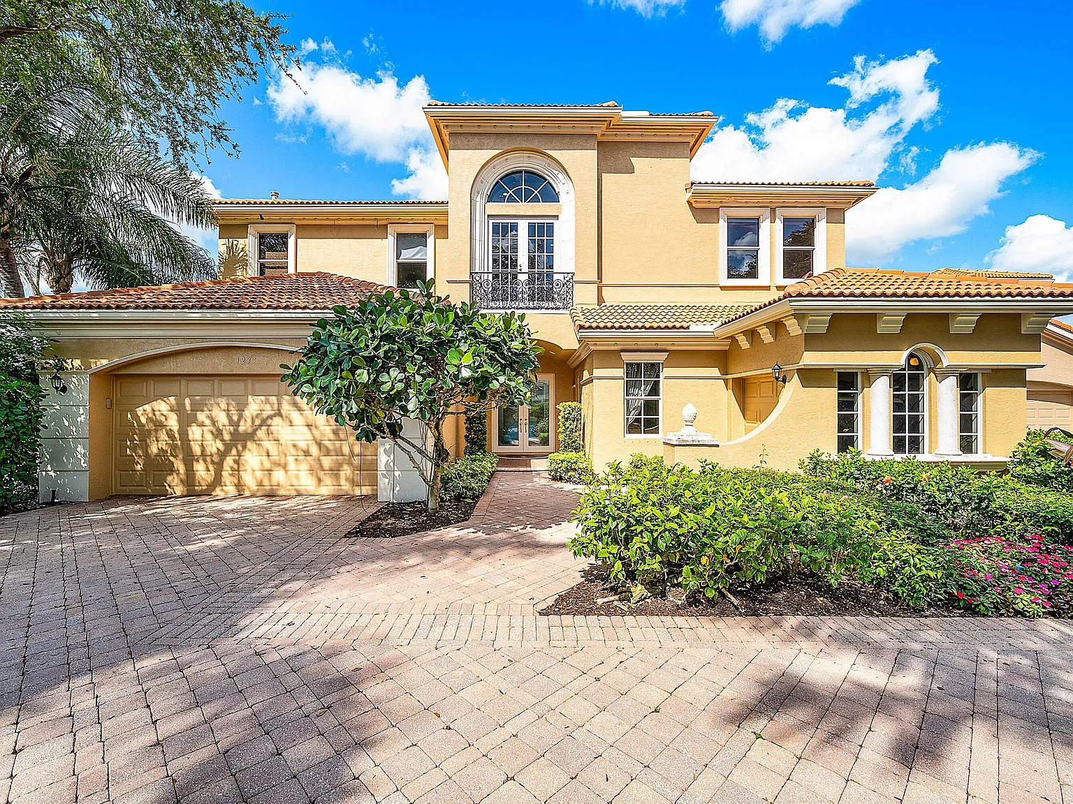 4 bed, 4.5 bath, 4213 sqft, $20,000 — Photo 2