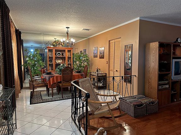 3rd image of 521 NW 98th Avenue