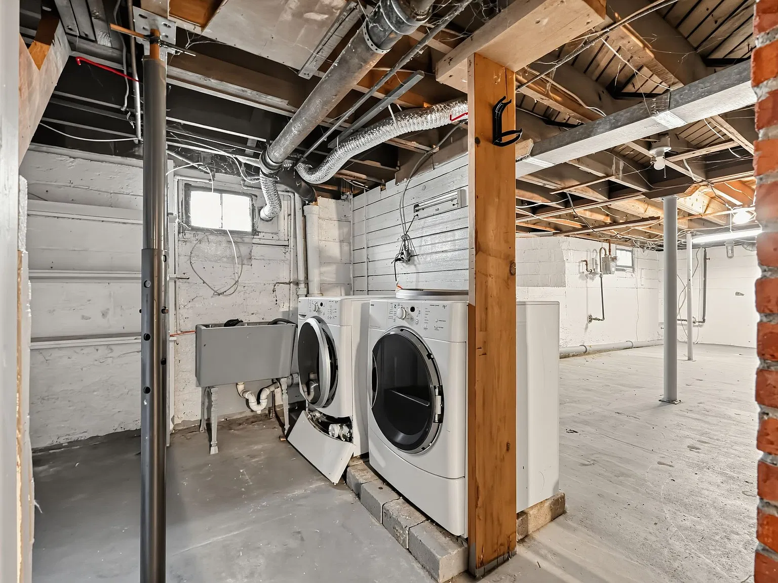 Clean and Cozy 2 Bed w/ high ceiling/classic finishes/basement — Photo 4