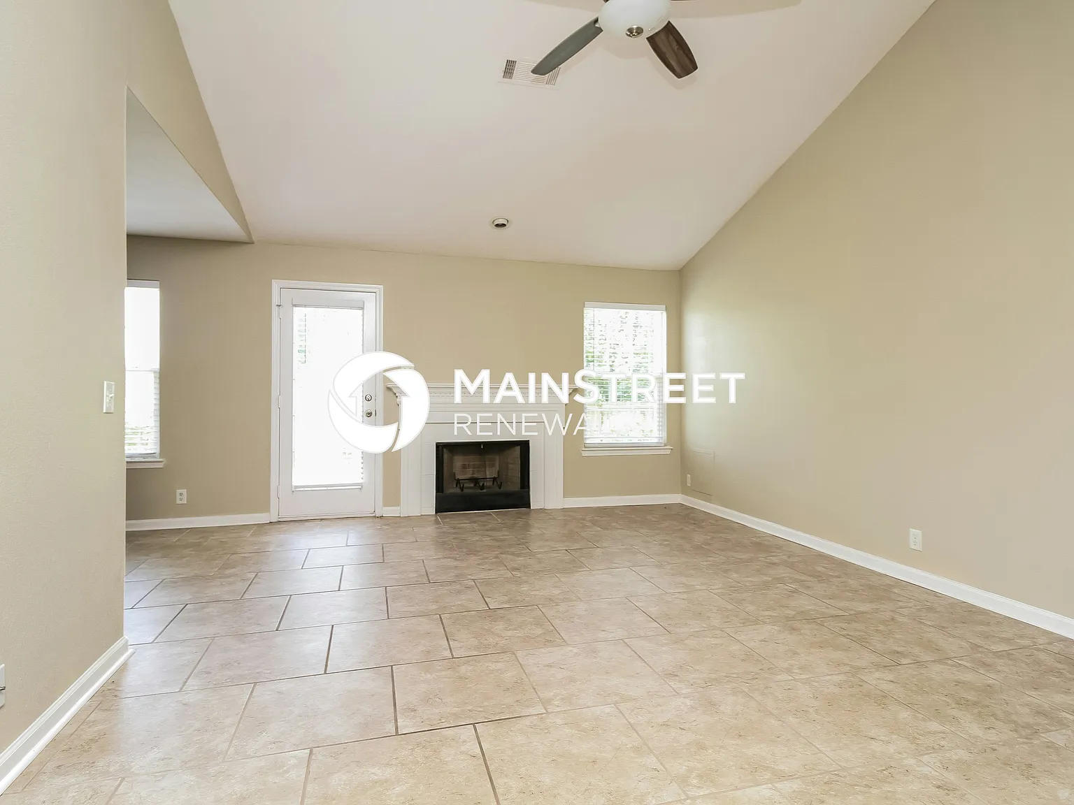 817 Winchester Close — Photo 4