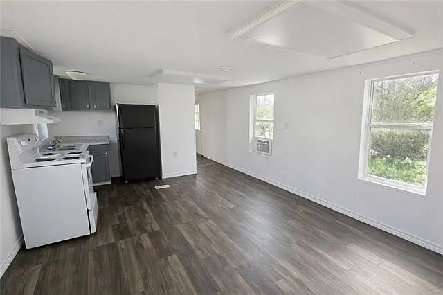 3 bed, 1.0 bath, 880 sqft, $1,100 — Photo 2