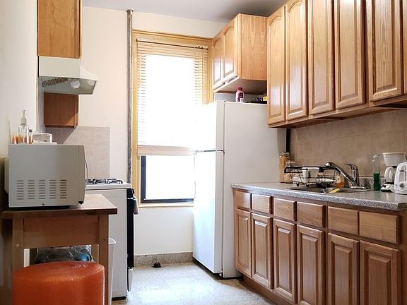 4th image of 3039 33rd St APT 2R